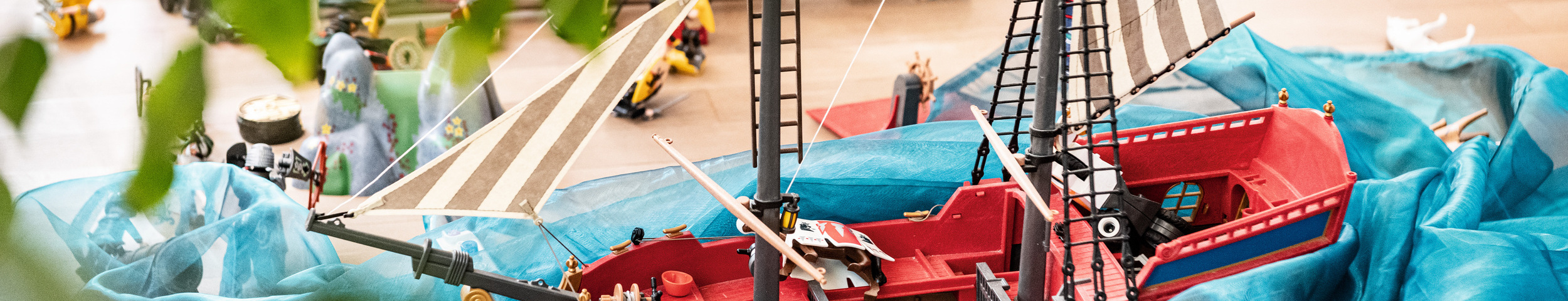 Spielzeug Schiff, Lego auf dem Boden