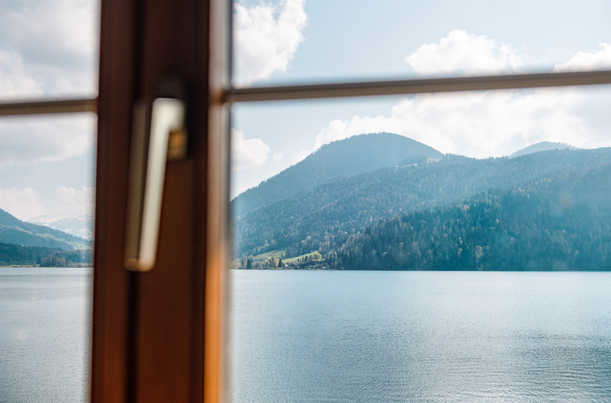 Ausblick durchs Fenster auf den Ägerisee